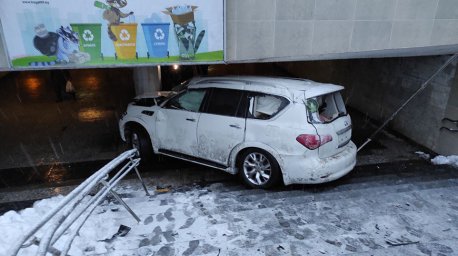 В Минске водитель не справился с управлением и въехал в подземный переход