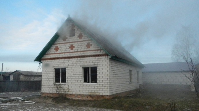 В Ельске из-за короткого замыкания электропроводки загорелся дом