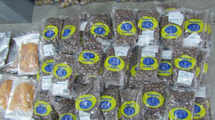 Более 400 кг орехов и сухофруктов пытались ввезти в Беларусь в тайниках автомобиля