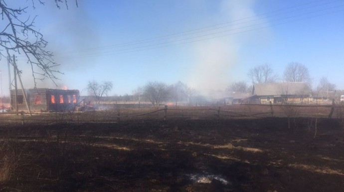 Два дома и пять хозпостроек горели в Ивьевском районе из-за сжигания мусора