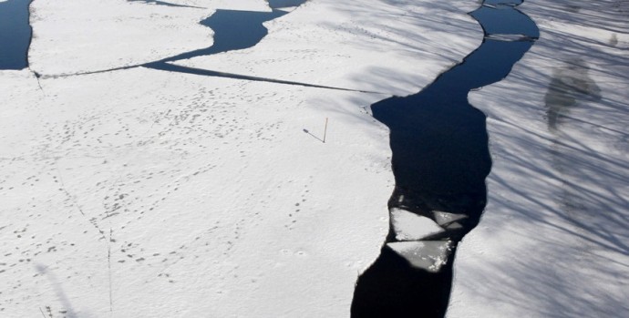 В Глубоком мужчина пытался сократить путь по озеру и провалился под лед