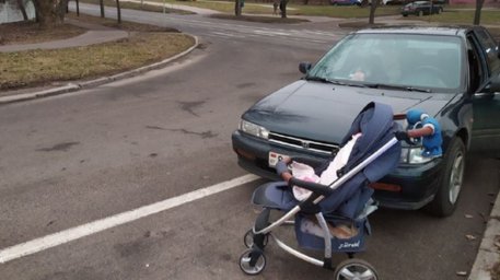 В Минске автомобиль сбил женщину: она успела оттолкнуть коляску с ребенком