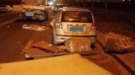 В Минске в аварии с грузовиком на припаркованный автомобиль выпал груз