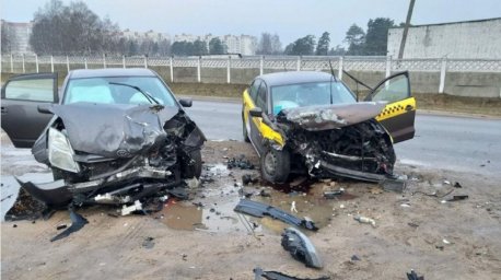 В Минске столкнулись две легковушки: водители пострадали