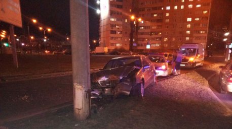 В Минске автомобиль наехал на осветительную мачту