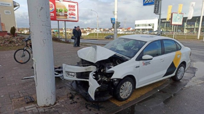 В Минске таксист не уступил дорогу и врезался в столб