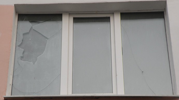 Житель Лоева приревновал возлюбленную и разбил стекла в окнах парикмахерской
