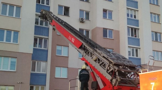 В Гродно мужчина повис на ограждении балкона многоэтажки