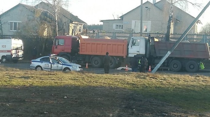 В Барановичах водителя зажало двумя грузовиками