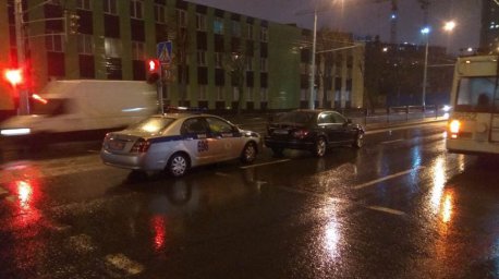 В центре Минска под колеса авто угодил водитель электросамоката