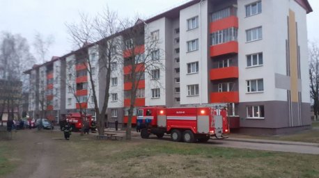 Восемь человек эвакуировали при пожаре в многоэтажке в Толочине