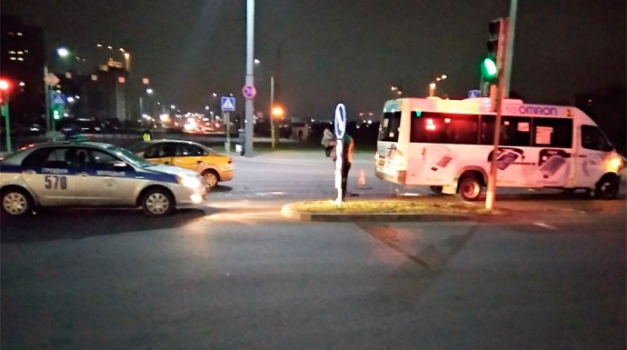 Маршрутка и такси столкнулись на перекрестке в Гродно