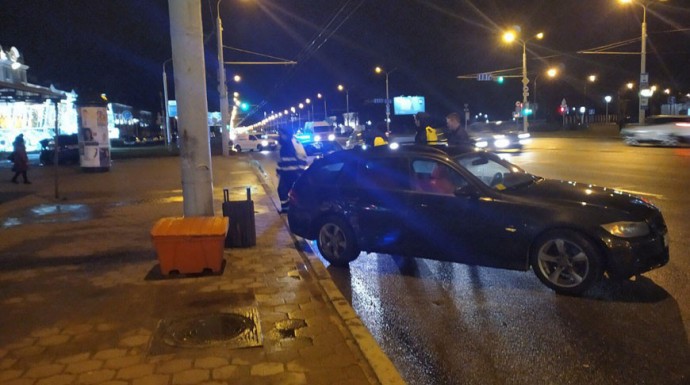 В ДТП в Минске столкнулись "Мазда" и "БМВ" - пострадал один из водителей