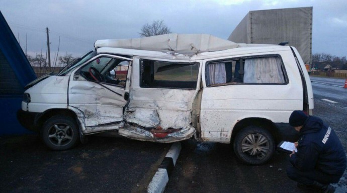 Микроавтобус и фура столкнулись в Клецком районе: водитель погиб