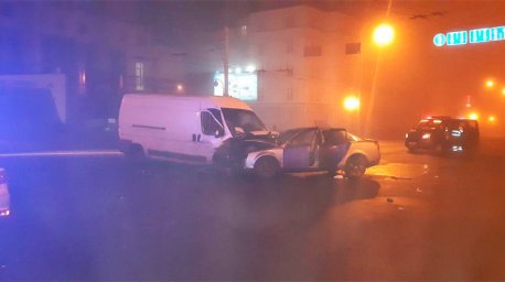Ночью в Минске столкнулись микроавтобус и легковушка, один из водителей в больнице
