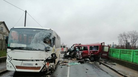 Микроавтобус и пассажирский МАЗ столкнулись под Молодечно