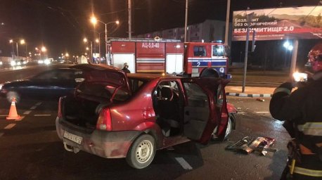 Три человека пострадали при столкновении авто в Минске