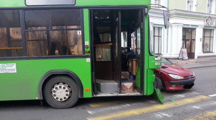 Легковушка столкнулась с автобусом в Пинске