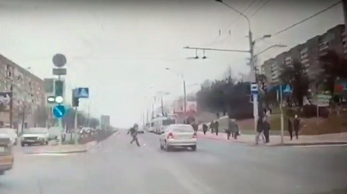 В Минске ребенок перебегал дорогу и попал под колеса автомобиля