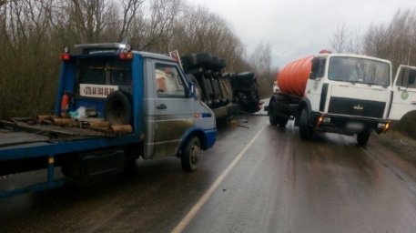 Автоцистерна с топливом опрокинулась в Дзержинском районе
