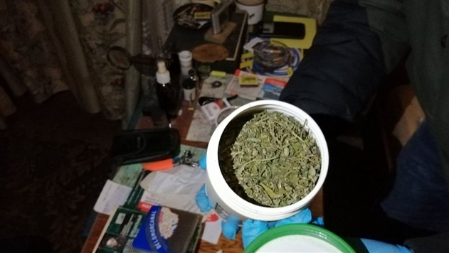 Житель Мостовского района выращивал для племянника марихуану