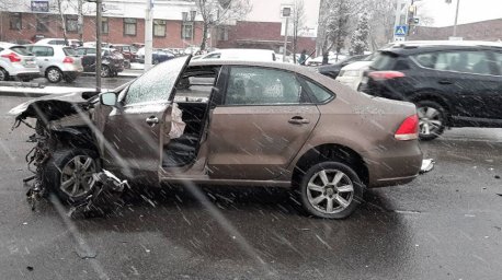 В Минске легковушка врезалась в светофор и столкнулась с двумя машинами