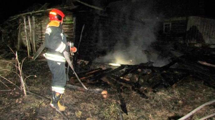 В Чашникском районе из-за пала сухой травы сгорели три хозпостройки