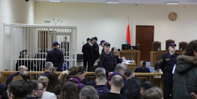 Суд по "делу банкиров" с 16 обвиняемыми начался в Минске