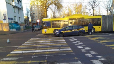В Минске легковушка сбила девушку, переходившую дорогу с ребенком