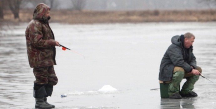 Рыбак спас товарища на озере в Брагинском районе