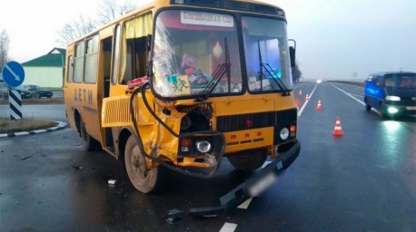 Школьный автобус столкнулся с грузовиком в Слуцком районе