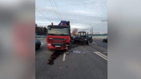 Трактор столкнулся с грузовиком в Минске