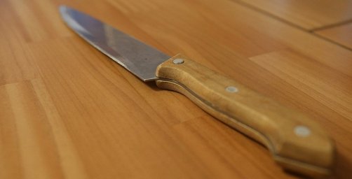В Калинковичах пьяная девушка напала с ножом на пенсионера