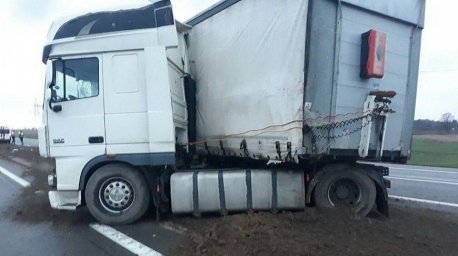 В Брестской области на М1 столкнулись фуры, погиб один из водителей