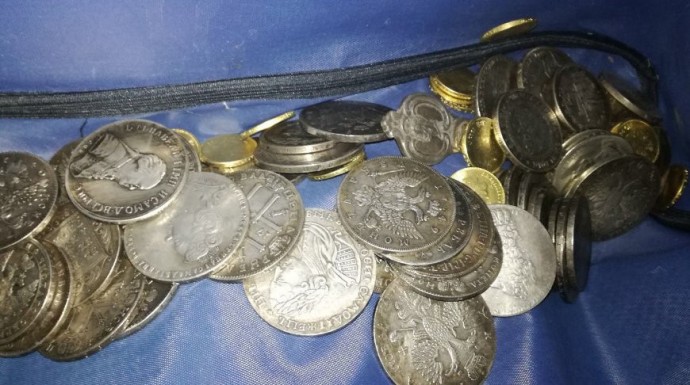 Мошенник из России продал минчанину 10 фальшивых монет под видом клада