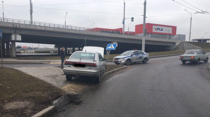 В Минске водитель не учел погодные условия и допустил неуправляемый занос