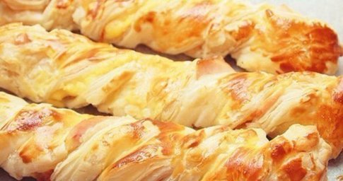 Слоёные косички с курицей и сыром