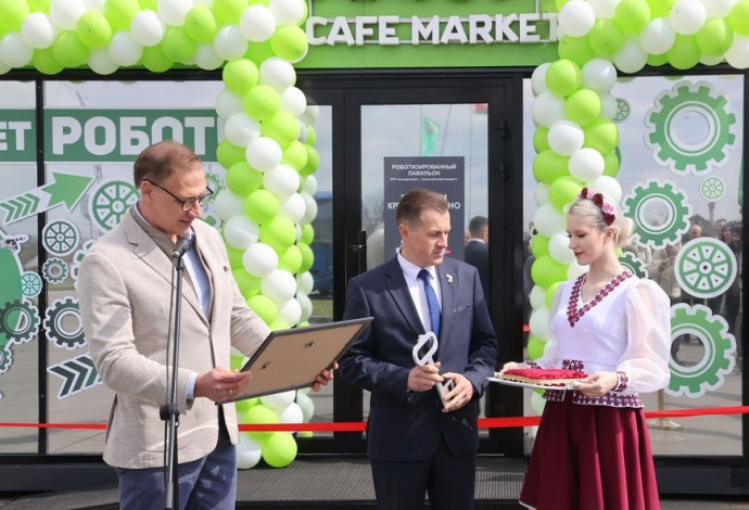 Робот-продавец появился на заправке под Гомелем 0