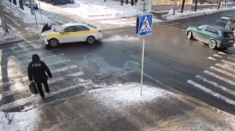 Легковушка сбила пожилую женщину на пешеходном переходе в Минске