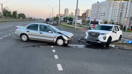 В Минске пьяный водитель авто вылетел на перекресток на красный и врезался в легковушку
