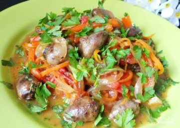 Куриные сердечки с овощами в соусе