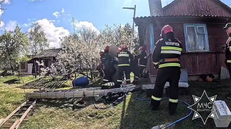 Спасатели помогли мужчине выбраться из колодца в Бресте