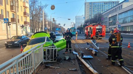 Легковушка вылетела на остановку общественного транспорта в Минске Легковушка вылетела на остановку общественного транспорта в Минске
