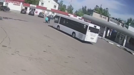 В Чаусах самопроизвольное движение автобуса привело к гибели пожилой пары