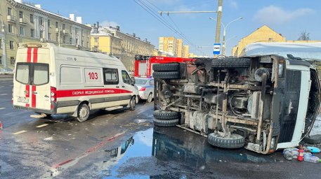 В столице на улице Маяковского перевернулся грузовик