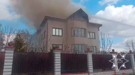 В Минске при пожаре в двухэтажном доме сгорела кровля