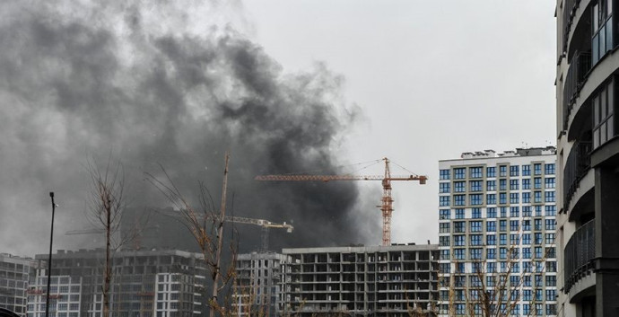 В Минске загорелась кровля строящегося здания на ул. Леонида Левина, спасатели выехали на место происшествия 1