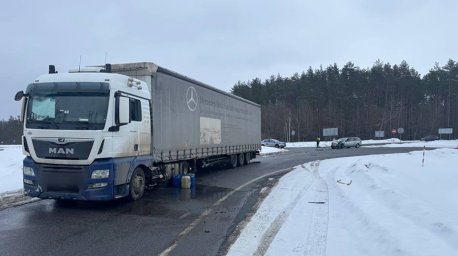 Грузовик столкнулся с легковушкой в Гомельском районе, пострадали три человека