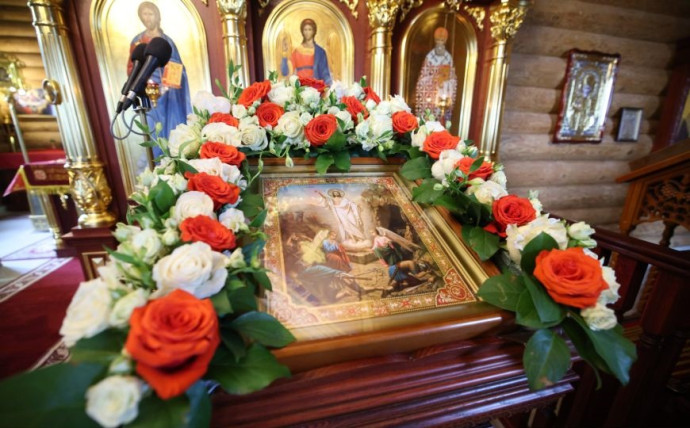 Лукашенко зажег пасхальную свечу в одном из деревенских храмов 2