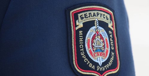 Минчанка заперлась на балконе, набрала 102 и сбросила: милиция ее нашла и помогла